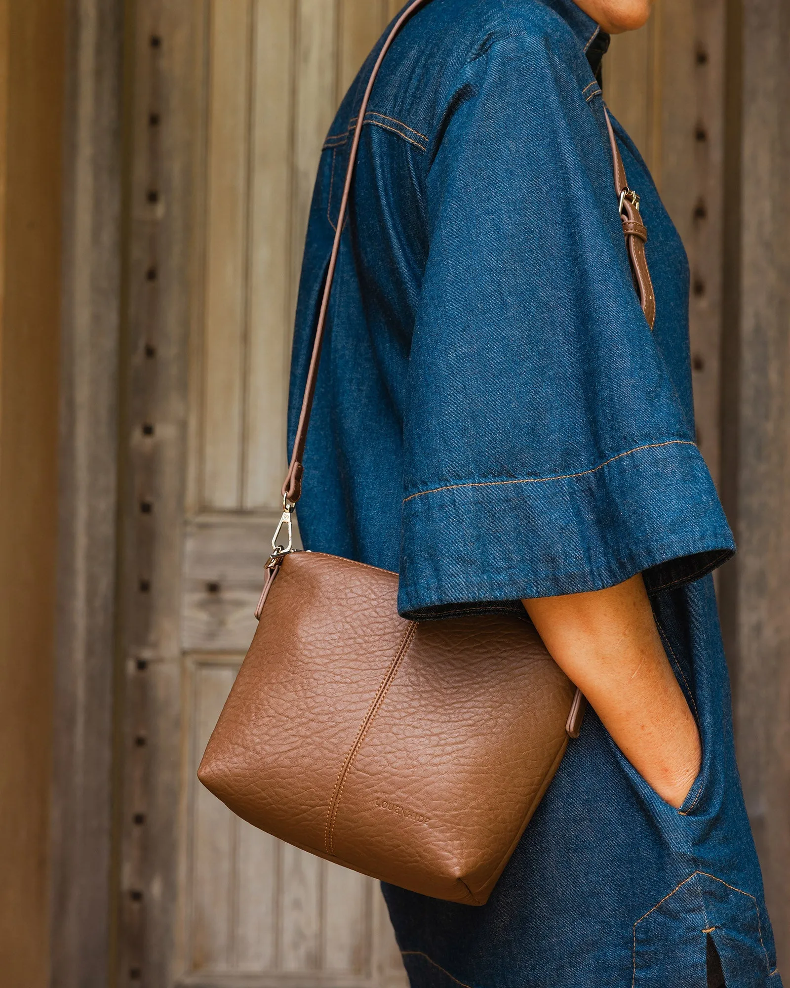 KASEY TEXTURED CROSSBODY BAG WITH LOGO STRAP COCOA